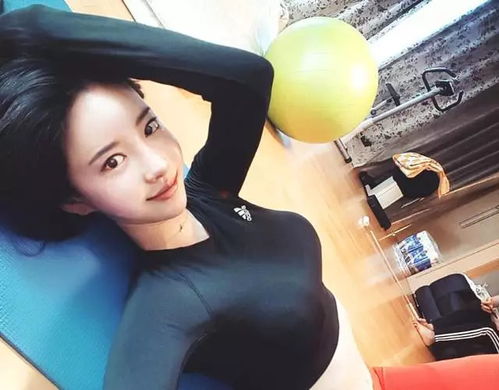 年轻女教中字3d（年女教师）